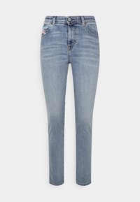 Vaqueros de mezclilla azul claro con corte recto, que presentan una bragueta con cremallera, cinco bolsillos y un sutil desgastado en la tela.