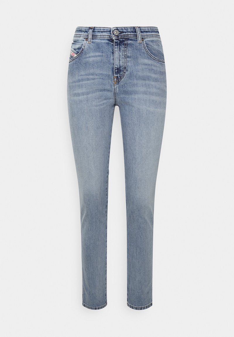 Vaqueros de mezclilla azul claro con corte recto, que presentan una bragueta con cremallera, cinco bolsillos y un sutil desgastado en la tela.