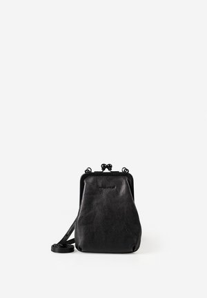 Kleine zwarte leren crossbodytas met een sluiting met klapframe en verstelbare riem, rechtopstaand op een witte achtergrond.