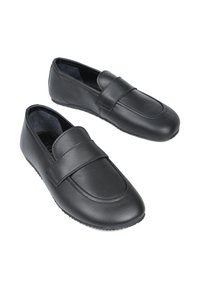 Czarne skórzane buty wsuwane na płaskiej podeszwie, z wyszywanym wzorem i zaokrąglonym noskiem, ozdobione paskiem wzdłuż podbicia.
