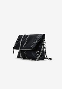 Bolso de imitación de cuero negro con detalles de tachuelas plateadas, solapa plegable y correa de cadena. Cuenta con cierre de cremallera y una superficie texturizada.
