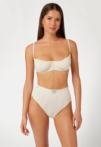 Guess - Biustonosz balkonetka