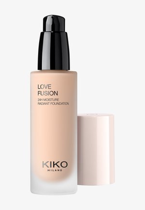 Flacon de fond de teint avec pompe noire et étiquette beige portant l'inscription "Love Fusion 24H Moisture Radiant Foundation" de KIKO Milano, bouchon retiré.
