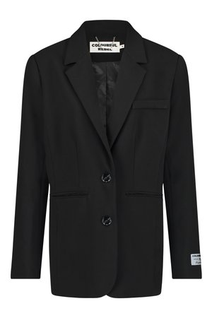 Svart blazer laget av glatt stoff, med spiss krage, to frontlommer og doble svarte knapper. Merket synlig inne i kragen.