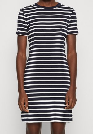 Gestreepte jurk met marineblauwe en witte horizontale strepen, korte mouwen, ronde halslijn en getailleerd ontwerp van zachte stof.