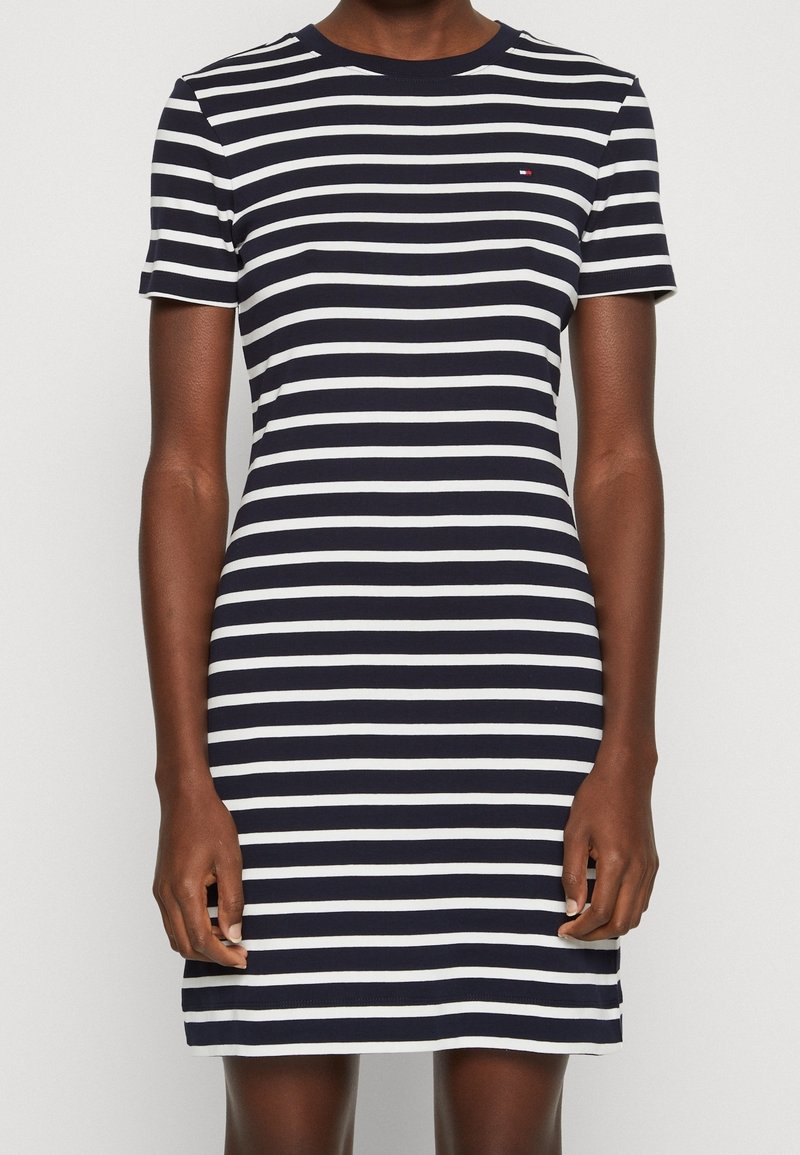 Robe rayée mettant en avant des rayures horizontales bleu marine et blanches, à manches courtes, col rond, et un design ajusté avec une texture de tissu douce.