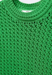 Grüner gestrickter Pullover mit einem offenen Maschenmuster und einem gerippten Rundhalsausschnitt. Die Textur ist weich, in einer hellen und vibranten Farbe.