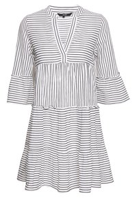 Pruhovaná šaty v bílé a černé, s výstřihem do V, vícestupňovým designem, zvonovými rukávy a texturovanou látkou s různou šířkou pruhů.