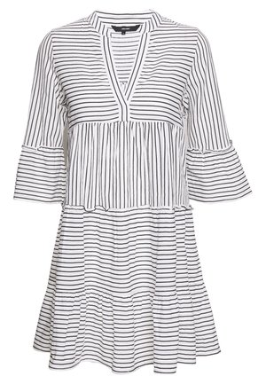 Gestreepte jurk in wit en zwart, met een V-hals, gelaagd ontwerp, klokmouwen en een textuurstof met variërende streepbreedtes.