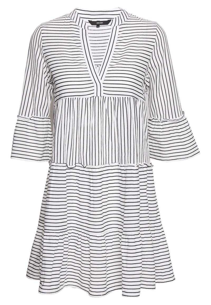 Pruhovaná šaty v bílé a černé, s výstřihem do V, vícestupňovým designem, zvonovými rukávy a texturovanou látkou s různou šířkou pruhů.
