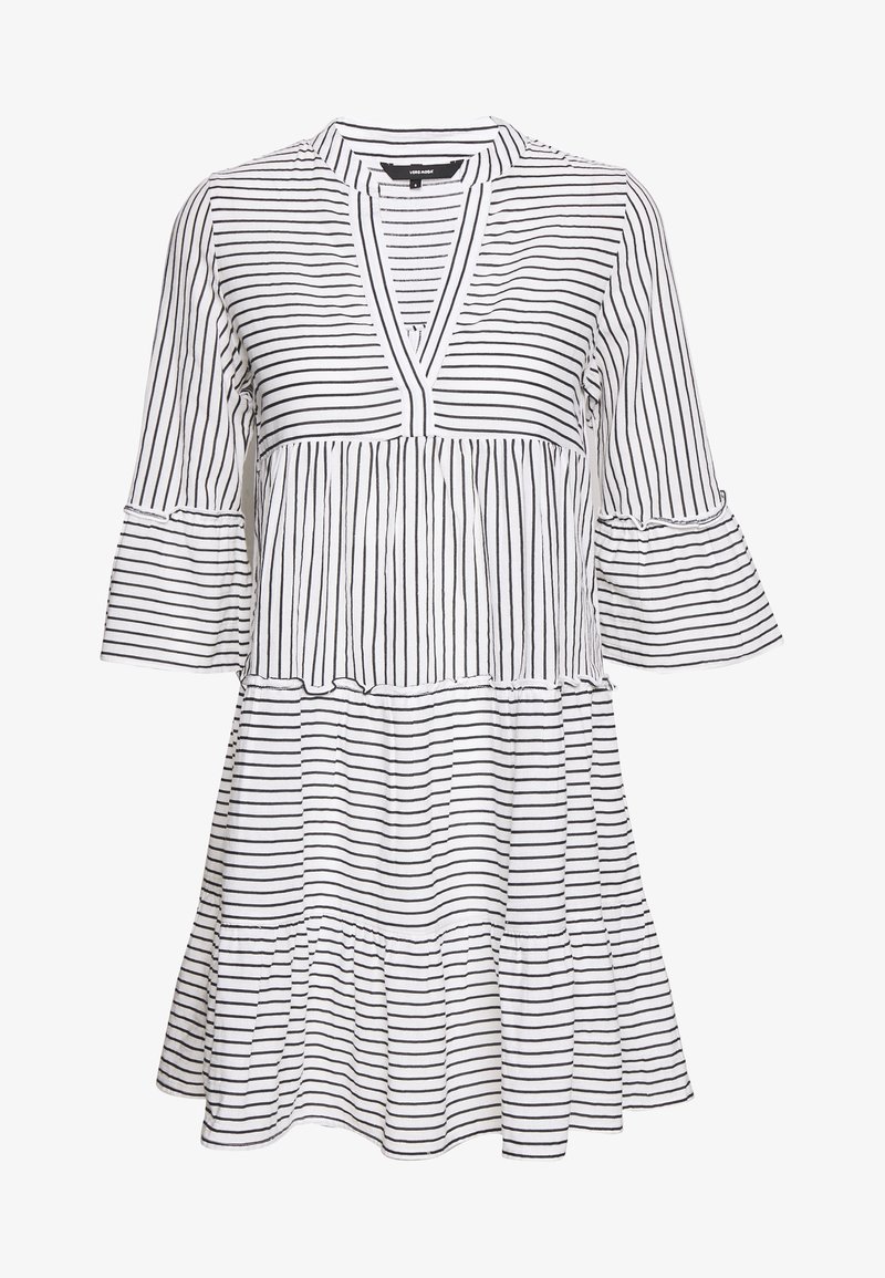 Pruhovaná šaty v bílé a černé, s výstřihem do V, vícestupňovým designem, zvonovými rukávy a texturovanou látkou s různou šířkou pruhů.