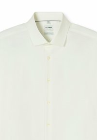 Weißes Hemd zum Knöpfen mit klassischem Kragen, sieben Knöpfen und glattem, leichtem Stoff. Mit einem Etikett, auf dem "OLYMP" steht.