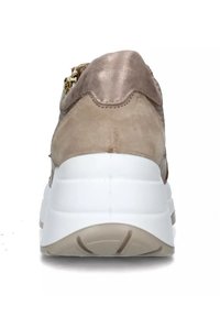 Sneaker con tomaia in suede beige testurizzato, accentuato da una cerniera metallica, e una spessa suola intermedia bianca con suola esterna beige chiaro.