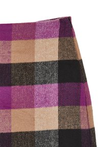Tessuto di lana con un motivo a quadri nei colori viola, beige, nero e marrone. La texture appare morbida con una finitura leggermente spazzolata.