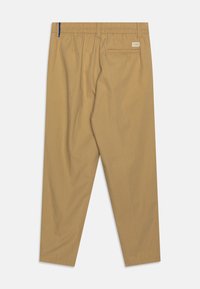 Pantaloni khaki con cintura elastica, vestibilità dritta, due tasche posteriori e un dettaglio blu sulla cintura. Tessuto liscio e leggero.