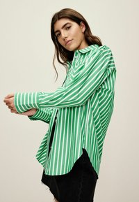 Next OVERSIZED  - Nööpidega pluus - green and white spliced stripe
