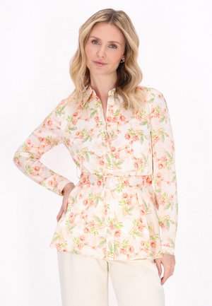 Blomstret bluse i bløde pastelfarver med lange ærmer, knaplukning foran, bælte i taljen og et let, åndbart stof med et rosemønster.