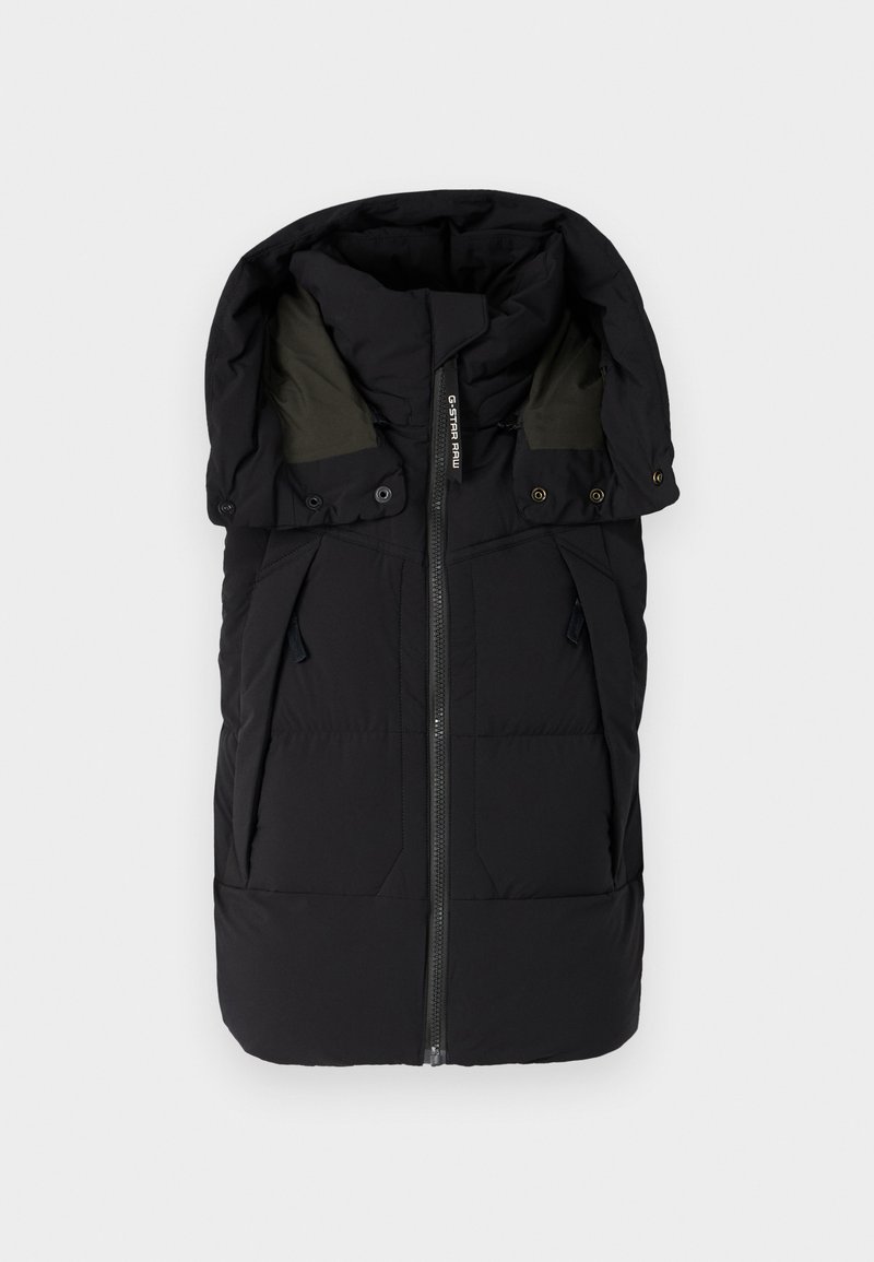 Chaqueta acolchada negra con cuello alto y capucha, que presenta un cierre frontal de cremallera, dos bolsillos laterales y forro interior gris en contraste.