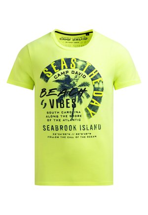 Neongelbes kurzärmeliges T-Shirt mit dunkelblauem Palmenmotiv und Text über Camp David, Strandstimmung, Seabrook Island und Ozean-Koordinaten.