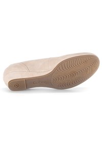 Beige semišová podrážka s vzorovanou gumovou protiskluzovou vrstvou a vyraženým logem "Gabor". Zaoblený tvar s jemnou texturou a minimalistickým designem.