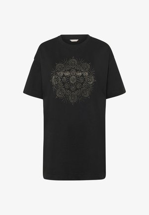 Črna bombažna majica s kratkimi rokavi, ki ima zlato kovinsko cvetlično oblikovanje na sredini in sproščen kroj.