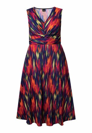 Vícebarevné bezramínkové šaty s výstřihem do V, s plisovaným vzorem v odstínech červené, modré a zelené, s přiléhavým korzetem a nabíranou sukní.