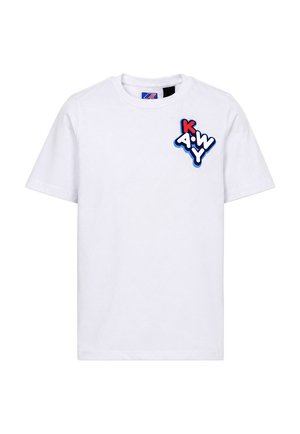Camiseta blanca de manga corta con parche de logo K-WAY colorido en la parte superior izquierda del pecho, con letras rojas, blancas y azules.