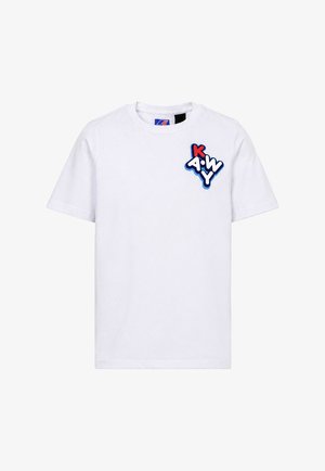 T-shirt bianca a maniche corte con toppa colorata del logo K-WAY sul petto in alto a sinistra, con lettere rosse, bianche e blu.