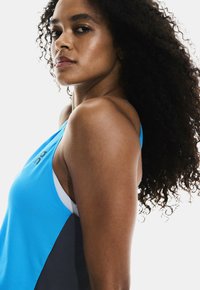 On PERFORMANCE TANK - Top - malibu   midnight