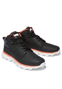 Bottines noires avec accents orange. Tige synthétique lisse, finition texturée, design à lacets et semelle extérieure en caoutchouc blanc avec traction.