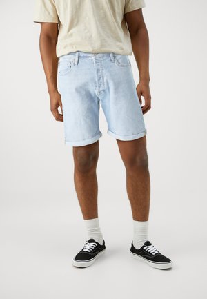 Pantaloni corti in denim azzurro chiaro con risvolti, dotati di chiusura con bottone e zip, tasche laterali e una texture leggermente sbiadita.
