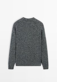 Maglione grigio a maglia con finitura testurizzata, colletto rotondo, maniche lunghe e polsini a coste. Vista posteriore con design senza cuciture.