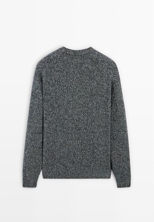 Maglione grigio a maglia con finitura testurizzata, colletto rotondo, maniche lunghe e polsini a coste. Vista posteriore con design senza cuciture.