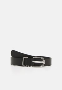 Cinturón de cuero negro con una textura suave, que presenta una hebilla metálica de plata y una punta redondeada, diseñado sin patrones visibles.
