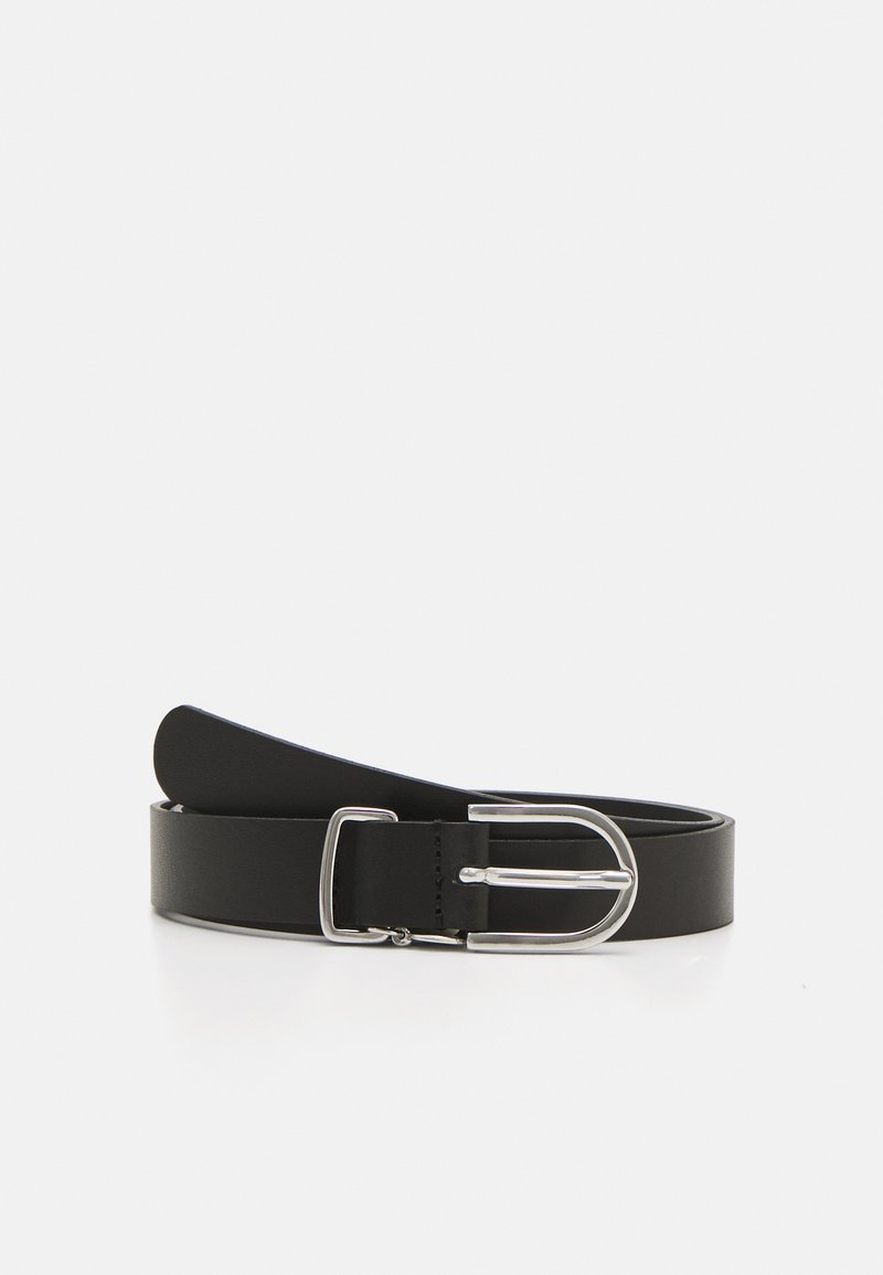 Cinturón de cuero negro con una textura suave, que presenta una hebilla metálica de plata y una punta redondeada, diseñado sin patrones visibles.