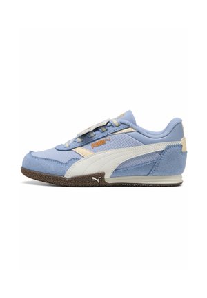Lavskoet Puma sneaker i lyseblå med hvid stribe, beige accenter og brun struktureret sål, vist fra siden på en hvid baggrund.
