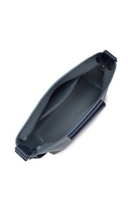Borsa a tracolla in pelle grigia con una texture liscia, chiusura con zip e dettagli in blu scuro. L'interno presenta una fodera testurizzata e nessun scomparto.