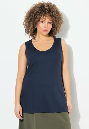 Marineblaue ärmellose Bluse mit rundem Ausschnitt. Weicher, leichter Stoff; Seitenschlitze für besseren Bewegungsspielraum. Einfaches, minimalistisches Design.
