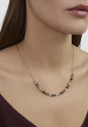 Goldene Halskette mit einer Reihe von mehrfarbigen Perlen in verschiedenen Formen und Größen, die elegant um den Hals positioniert sind.