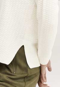 b.young Stickad tröja - off-white