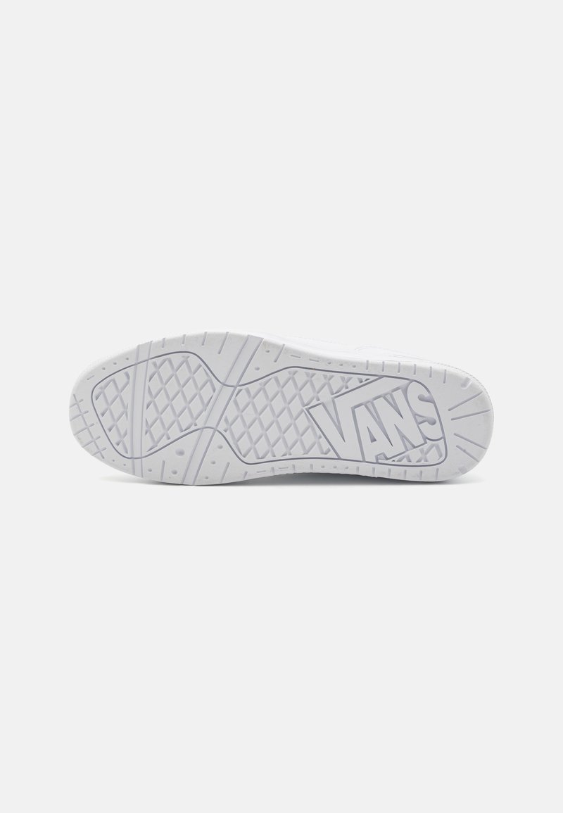 Semelle de basket en caoutchouc blanc avec des motifs de grip texturés et des rainures profondes ; présente le logo "VANS" embossé sur le côté du talon.