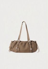 Brūna zamšādas rokassomiņa ar divām plecu siksnām, savilkamu augšu, sudraba aparatūru un trīsstūra formas kniedēm sānos.