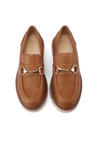 Mocassini in pelle marrone con accentuazione in tono dorato, punta arrotondata, suola in gomma e cuciture tonali. Texture liscia con un design classico.