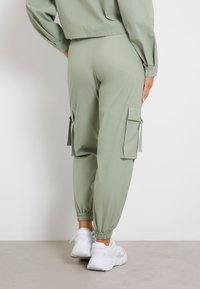 Guess MID WAIST  - Pantaloni cargo - hellgrün