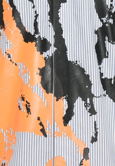 Monivärinen kangas, jossa on oransseja, mustia ja valkoisia raitoja sekä abstrakteja maalausuuristuksia; sileä pinta ja kiiltävä viimeistely.