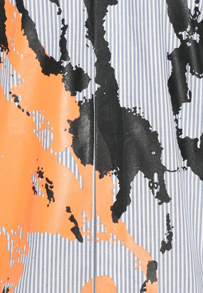 Mehrfarbiger Stoff mit orangefarbenen, schwarzen und weißen Streifen sowie abstrakten, farbspritzenden Mustern; glatte Textur und glänzende Oberfläche.