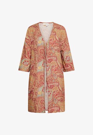 Rød paisley kimono med dyb V-udskæring, trekvartærmer og intrikate guld-, blå- og rødmønstre i let stof.