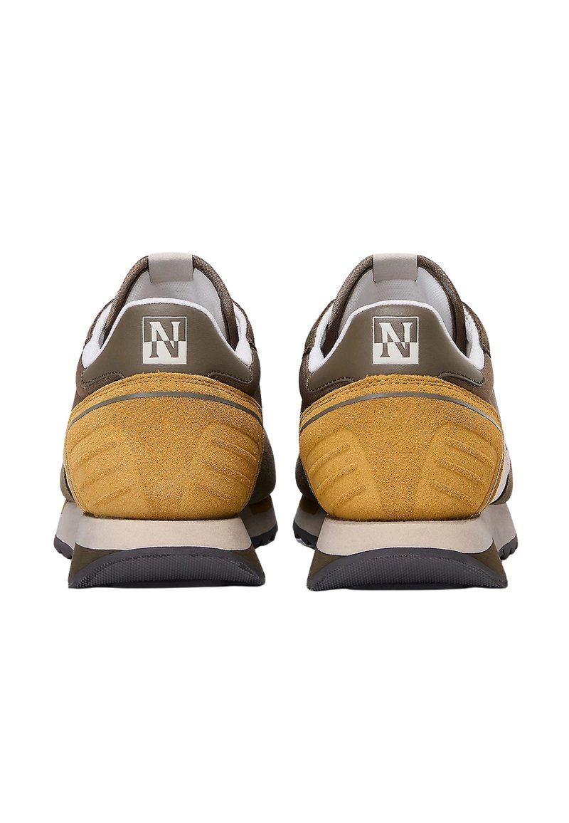 Bruine en gele sneakers van suède en mesh materiaal; ronde vorm, gewatteerde kraag, en gestreepte rubberen zool. Logo op de hiel.