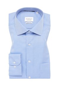 Lichtblauw, langärmelig shirt van geweven stof. Heeft een gespreide kraag, een voorplacket met knopen en één manchet met knoopdetail.