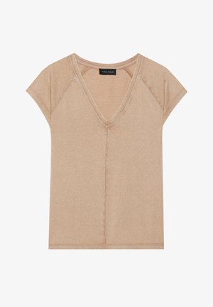 Šviesiai ruda V formos megztinis su trumpomis rankovėmis, minkšta tekstūra ir matomais siuvimo detalėmis. Etiketėje parašyta "ANNA FIELD." Paprastas, laisvas dizainas.